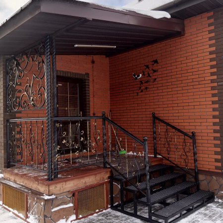 Входная группа с ограждением